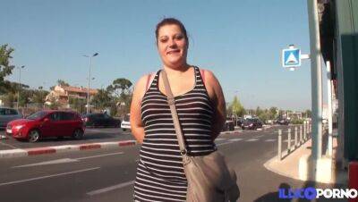 Laura, curvy naughty, gets fucked by the water - veryfreeporn.com - France