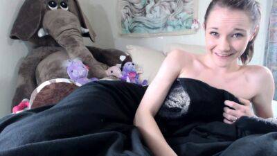 Cute amateur webcam teen girl toying pussy on webcam - drtuber.com