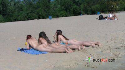 Beautiful nude beach girl secretly filmed by a voyeur - hclips.com