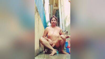 Today Exclusive-sexy Bhabhi Bathing - desi-porntube.com - India