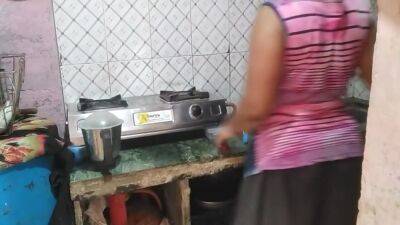 Devar Bhabhi - Devar Bhabhi - Devar Ne Bhabhi Ko Kitchen Me Choda Khana Banate Hue With Hindi Audio - desi-porntube.com - India