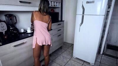 Peguei meu passo-amigo arrumando a cozinha da minha tia! - drtuber.com - Brazil