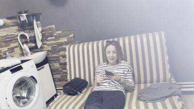 Quick Blowjob In A Tattoo Parlor - hclips.com - Russia