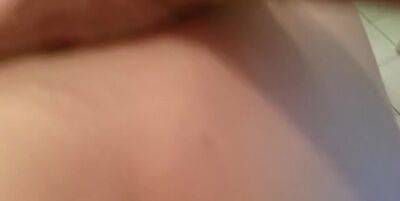 il retrousse ma robe et me baise dans la salle de bain - txxx.com - France