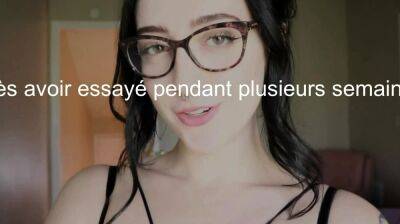 Une fille a lunettes lit et se masturbe la chatte - drtuber.com - France