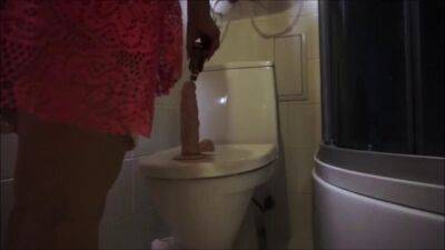 Gf - She bounces on a dildo in the bathroom while i film - sunporno.com