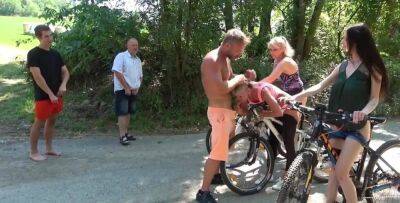 The people are loving their bicycles and their sex orgies - sunporno.com - county Young - county Woods