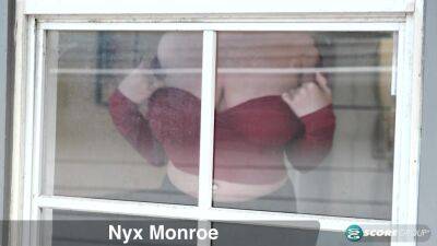 Nyx Monroe: The Hot Body Girl & The Peeping Tom - hotmovs.com
