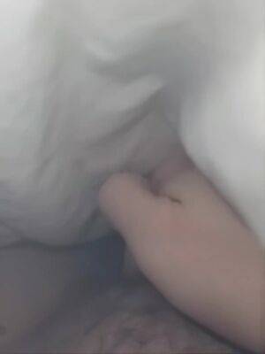 Je Me Masturbe En Me Filmant Avec Mon Telephone Dans Le Lit D Amis - upornia.com
