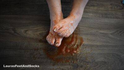 Feet Are Splashed With Tomato Sauce. Crush Food Crushing - upornia.com - Germany