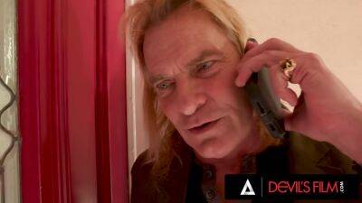 Evan Stone - Evan Stone In Babe Gets Her Ass Fucked By Old Man - upornia.com
