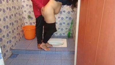 Indian Aunty Bhabhi Fucked While Cleaning Bathroom xlx - txxx.com - India