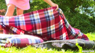 British Amateur Sex Picnic Sex Tape P2 - videomanysex.com - Britain