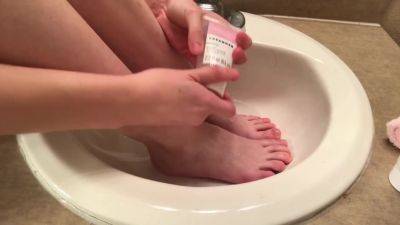 Petite Latina Gives Her Small Feet A Spa Day - No Nudity - upornia.com
