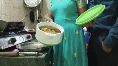 Desi Bhabhi Kitchen Me Khana Bana Rahi Thi Tabhi Uska Devar Akar Chut Chodane Laga - upornia.com - India