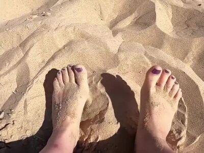 Provocative Feet Play In The Sand In Public - upornia.com - Britain