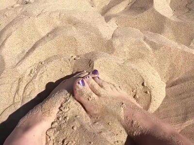 Provocative Feet Play In The Sand In Public - upornia.com - Britain