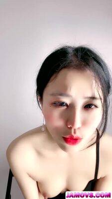 In a hotel, a beautiful female engages in sexual activity. - txxx.com - China