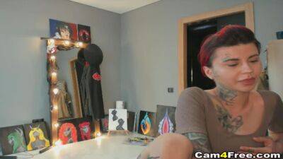 Tattooed Woman Rubbing Her Wet Pussy On Cam - hclips.com