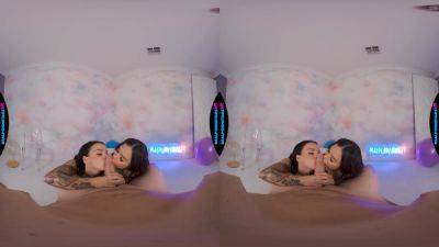 Gianna Grey - Gianna Grey & Jewelz Blu take on a massive VR threesome & cum hard - sexu.com