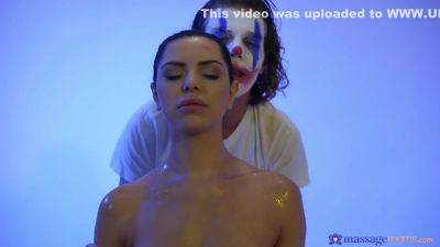 Joker Gives Wonder Woman A Massage 1 - upornia.com