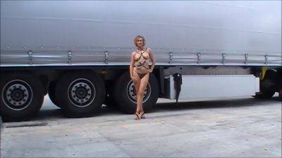 Pornsonick Exhibicionist Enseno Mi Modelo Erotico En El Aparcamiento De Camiones - upornia.com