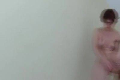 Milf Wichst Sich Durchs Haus Mit Lautem Abgang - hclips.com