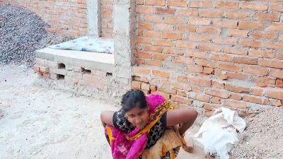 20 Years Old Sexy And Beautiful Aunty Pissing And Fingering Her Tight Pussy On Her House Roof - desi-porntube.com - India