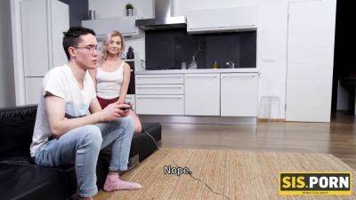Geeky stepsis seduces her stepbro during gaming session with a hot blowjob - sexu.com
