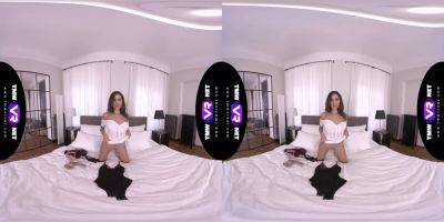 Watch Baby Nicols' new lingerie orgasm with virtual reality masturbation - sexu.com