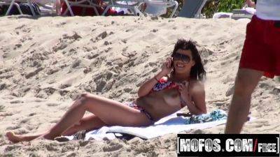 Stacey Foxxx gets wild in a beachside sexcapade with her lover - sexu.com