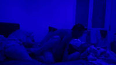 Tutti In Sala Noi Giriamo Un Video Con Luce Blu(lei Gode Tantissimo)amatoriale Italiano - hclips.com