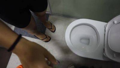 I Injured My Hands So My Stepsister Helped Me Pee And Masturbate - hclips.com - Colombia