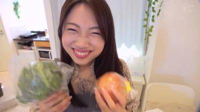 天性の可愛さと底なしの性欲で虜にさせるOLゆい≪裸エプロンで頭が真っ白になるまで同僚と生ハメ連続絶頂！中出し&顔射のフルコース2連戦≫ - txxx.com - Japan