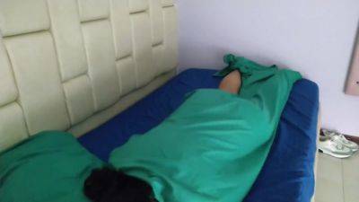 Mientras Me Estoy Masturbando Tranquila En Mi Habitacion Llega Mi Hermanastra A Interrumpirme - hclips.com