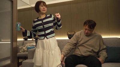 【145センチが全身でイキまくる】【並はずれた桃尻】【ノリよしニコニコ美女】よいどれトークで…2歳からオナりまくって今や黒電マのヘビーユーザーだという生粋のオナニストぶりを披露w - txxx.com - Japan