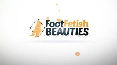 Barefoot teen shows her perfect feet - drtuber.com