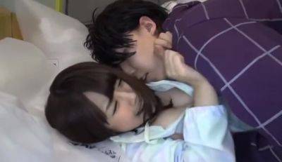 奥さんを押し倒しオッパイをフェラ揉み足を広げてパンツの上から触りパンツを取ってクンニをして突き入れています。 - senzuri.tube