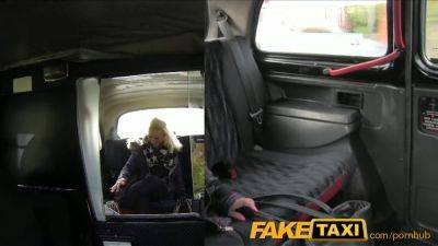 British blonde gives taxi driver a hard cock and a cumshot in the backseat - sexu.com - Britain