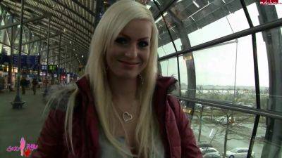 Amy Starr - Mitten Auf Dem Flughafen Gefickt - hclips.com - Germany