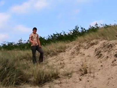 Smooth jock cums hard on the beach after pissing solo - drtuber.com