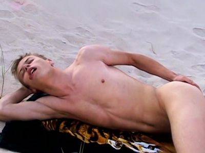 Smooth jock cums hard on the beach after pissing solo - drtuber.com