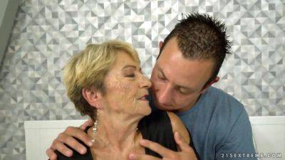 Watch how this chubby grandmom and her y. lover indulge in some steamy sucking action - sexu.com