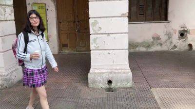Paseando Por Mataderos, Me Ahogo Con Un Chorizo Pero Soy Vegana :( 7 Min - hclips.com
