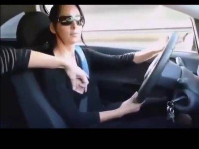 Female Uber Driver Gives Her Passenger A Handjob - hclips.com