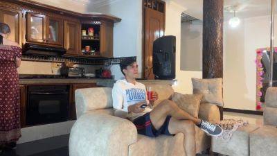 Joven Madrastra Le Quita Virginidad A Su Hijastro - upornia.com