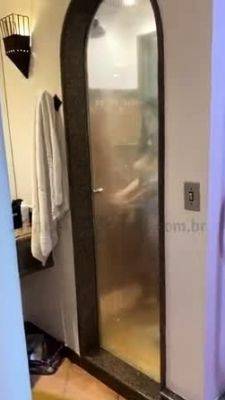 Amanda Smell fodendo no banho e ganhando leitinho na cara - drtuber.com