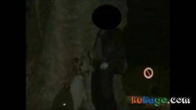 Deux Femmes Offertes Au Bord De Route - hclips.com