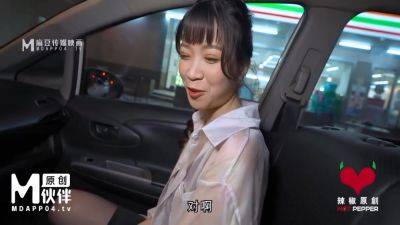 Skinny Hot Slut Fingering Herself And Cheating With Big Cock Stranger On The Car - upornia.com