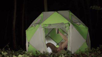 Sodomie bien serrée sous la tente au camping - txxx.com - France